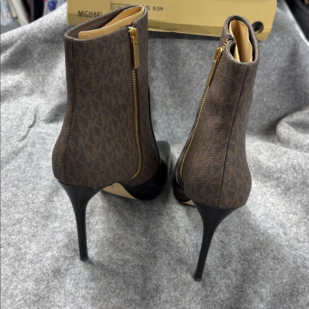 MICHAEL MICHAEL KORS
Rue stiletto Logo and Leather boot 9.5 - Picture 6 of 11